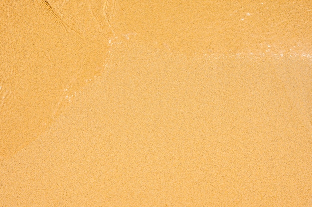 Zbliżenie Mokry Wzór Tekstury Piasku Na Plaży. Czysta Piaszczysta Plaża. Piasek Na Plaży Idealna Gładka Tekstura