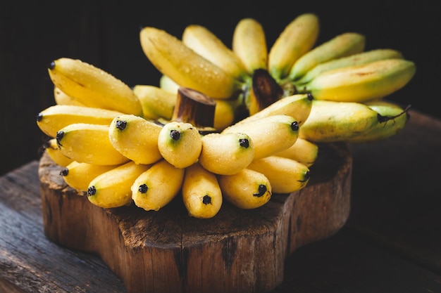 Zbliżenie mokrych bananów na drewnianym stole