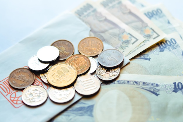 Zdjęcie zbliżenie monet i papierowego pieniądza na stole
