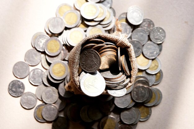 Zdjęcie zbliżenie monet na stole