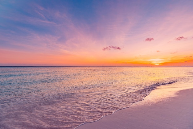 Zbliżenie morze piasek plaża. Panoramiczny krajobraz plaży. Inspiruj tropikalną plażę ocean zatoka sen horyzont