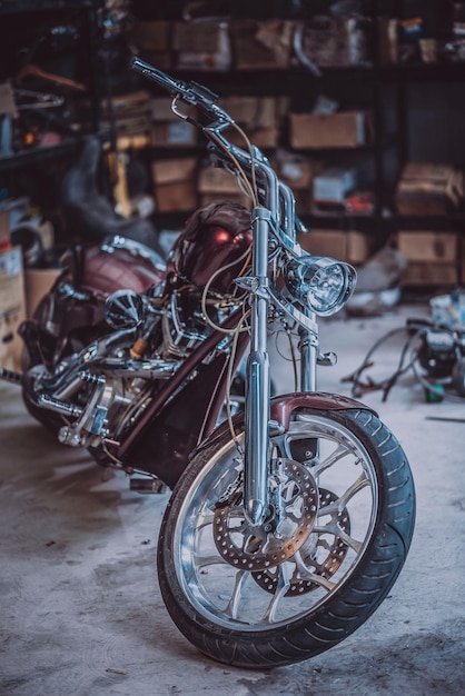 Zbliżenie motocykla w garażu