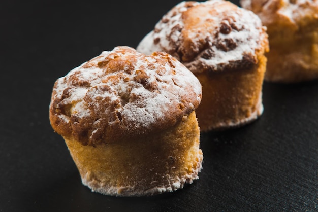 Zbliżenie muffinów na łupku