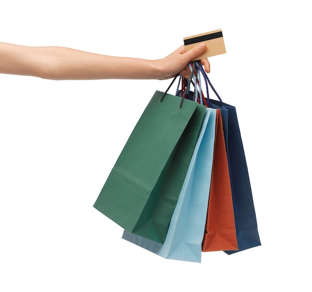 zbliżenie multi kolorowe torby na zakupy i karty kredytowej.