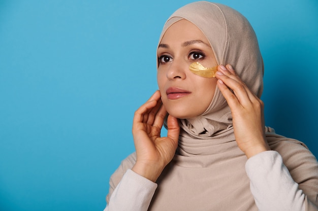Zbliżenie Muzułmanki W Hidżabie Za Pomocą Hydrożelowych Plastrów Na Oczy. Portret Uroda