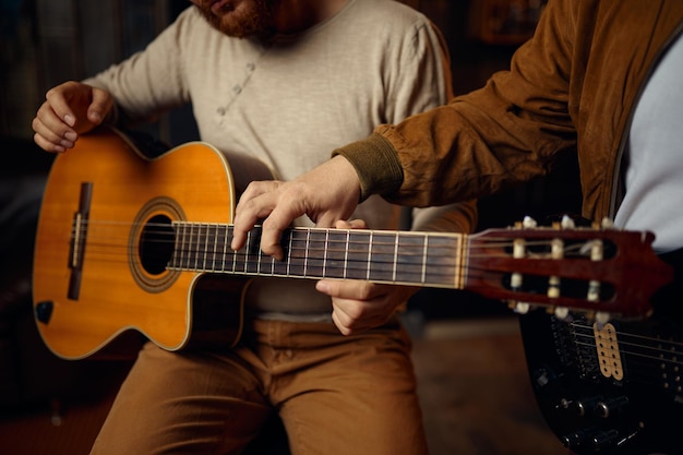 Zbliżenie muzyk korepetytor ręka pokazując akord gitarowy