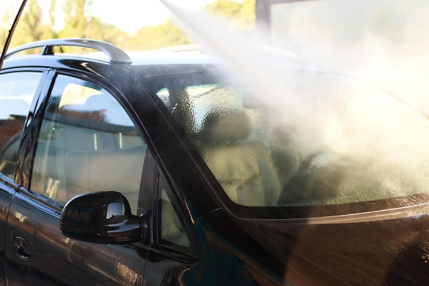 Zbliżenie mycie samochodu ze sprayu myjnia samoobsługowa