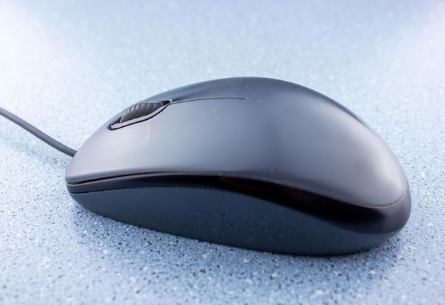 Zbliżenie myszy komputerowejUżytkownik komputera używa myszyPraca z laptopemKliknięcie szarej myszy komputerowej