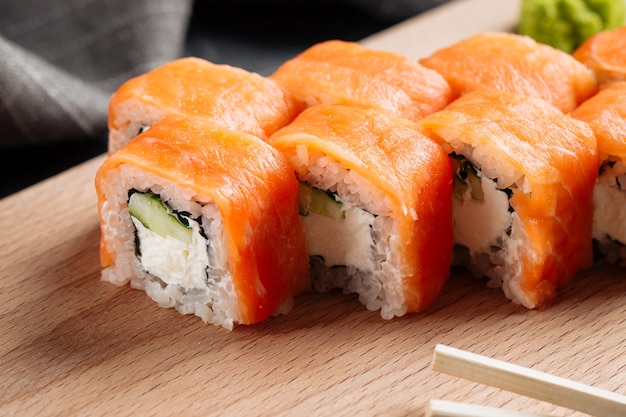 Zbliżenie na amerykańską philadelphia sushi rolki z łososiem i serem śmietankowym