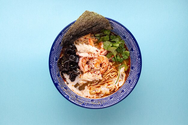 Zdjęcie zbliżenie na azjatycką zupę z makaronem ebi ramen z grzybami i krewetkami