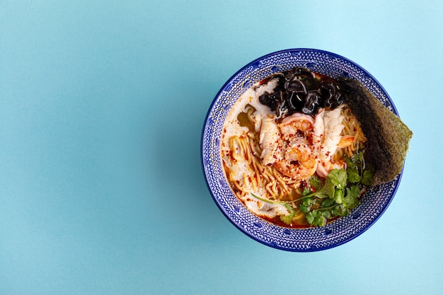 Zbliżenie na azjatycką zupę z makaronem ebi ramen z grzybami i krewetkami