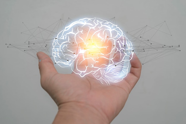 Zbliżenie na biznesmena trzymającego cyfrowy obraz mózgu w dłoni