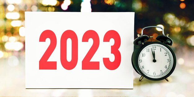 Zbliżenie na budzik z 2022 numerami