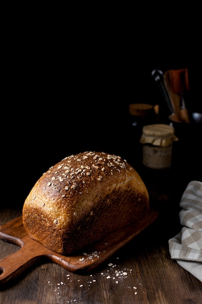 Zdjęcie zbliżenie na chleb pełnoziarnisty domowej roboty na zakwasie
