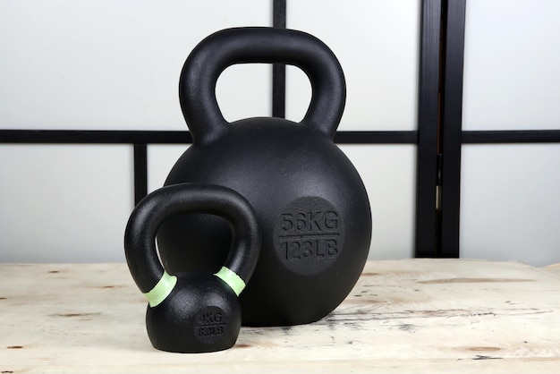 Zdjęcie zbliżenie na ciężki czarny kettlebell