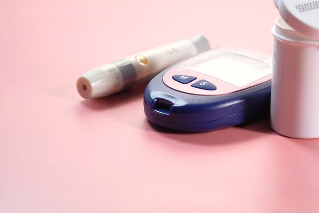 Zbliżenie na cukrzycę narzędzi pomiarowych i pigułki na kolorowym tle