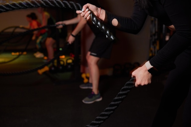 Zbliżenie na czarną linę bojową na szarym tle trening funkcjonalny sprzętu sportowego i fitness