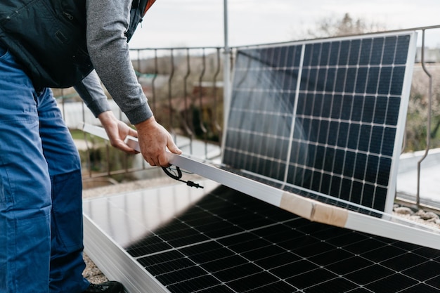 Zbliżenie na człowieka trzymającego panel słoneczny Eco koncepcja alternatywnej energii