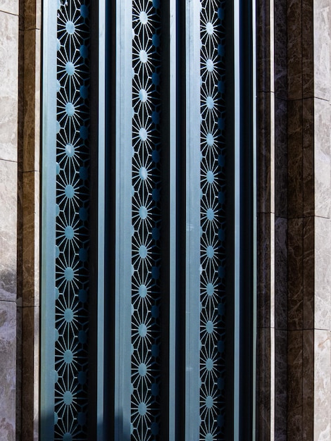 Zbliżenie na detale architektoniczne metalowej fasady nowoczesnego meczetu w Stambule