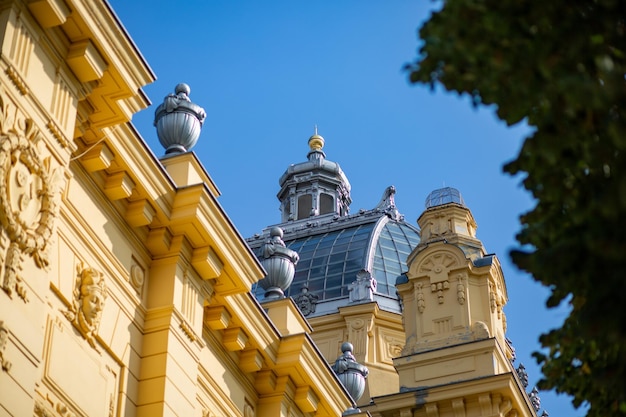 Zbliżenie na detale architektoniczne na dachu Chorwackiego Teatru Narodowego w Zagrzebiu