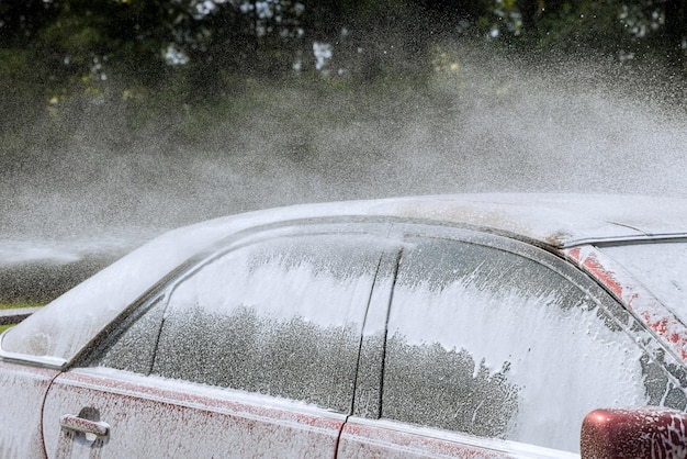 Zbliżenie na dyszę myjki wysokociśnieniowej używanej do mycia samochodów w samoobsłudze