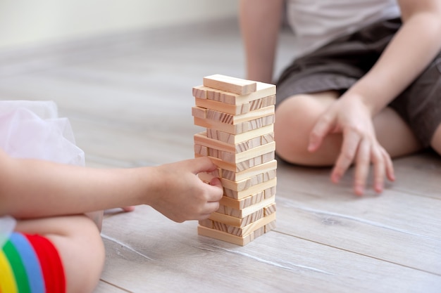 Zbliżenie na dzieci bawiące się razem Jenga