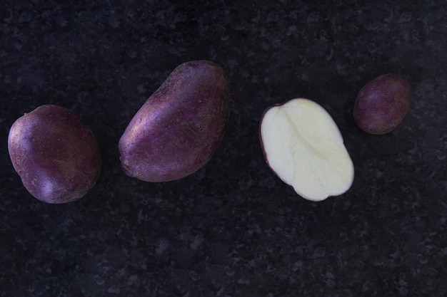 Zbliżenie na fioletowe tło ziemniaków z odbiciami