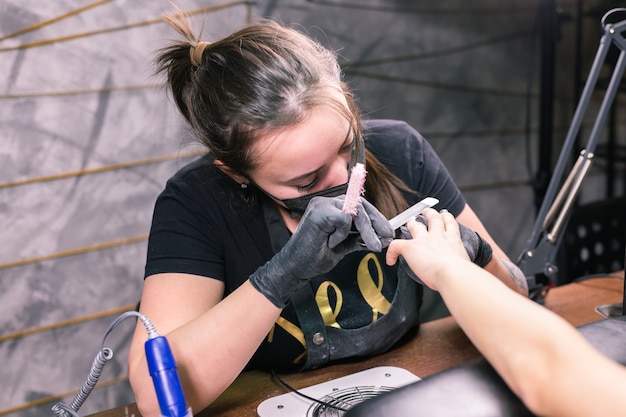 Zbliżenie Na Frez Do Sprzętu Do Usuwania Lakieru żelowego. Manicure Aparatu W Gabinecie Kosmetycznym