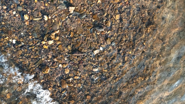 Zbliżenie na gładkie okrągłe kamienie na plaży