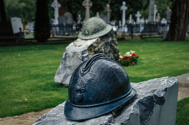 Zbliżenie na hełmie irlandzkiej piechoty pomnik poległych żołnierzy, którzy walczyli w wojnie światowej cmentarz Glasnevin