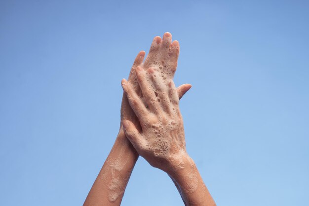 Zbliżenie na higieniczne mycie rąk