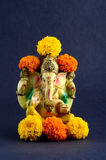 Zdjęcie zbliżenie na hinduskiego boga ganesha idol