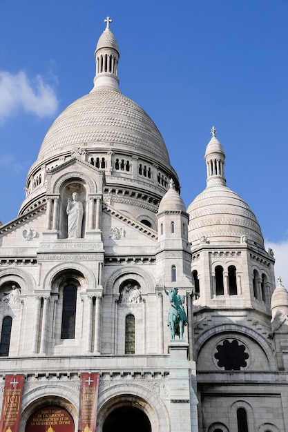 Zdjęcie zbliżenie na katedrę sacre coeur w paryżu we francji. detale architektoniczne