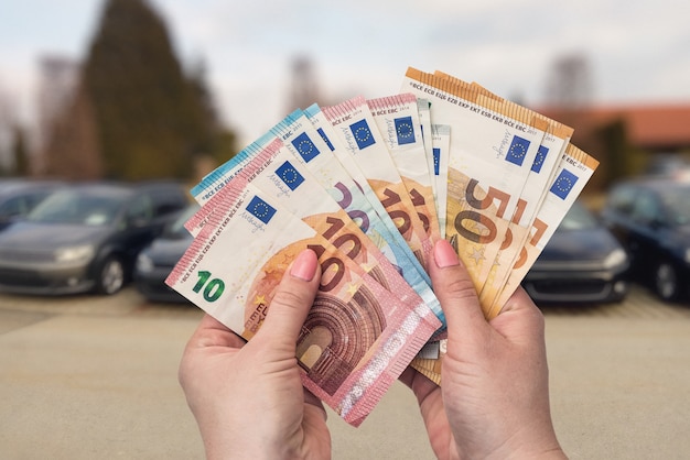 Zbliżenie Na Kobiece Dłonie Z Banknotów Euro Na Pokaz Samochodowy