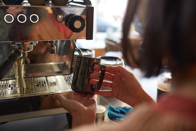 Zbliżenie Na Kobietę Baristę Robienie świeżej Kawy W Kawiarni Lub Kawiarni I Nalewanie śmietany W Latte, Kopia Przestrzeń
