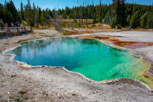 Zbliżenie na kolorowy gejzer West Thumb w Parku Narodowym Yellowstone w USA