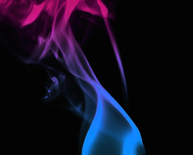 Zbliżenie na kolorowy różowy i niebieski dym parowy w mistycznych i bajecznych formach na czarnym tle mo