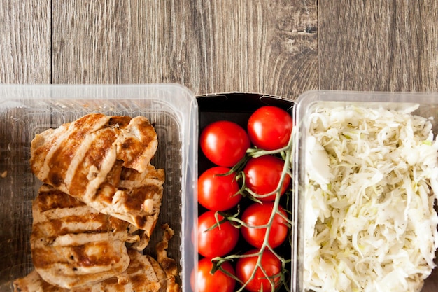 Zbliżenie Na Lunch Zapakowany W Różne Pudełka. świeże I Zdrowe Jedzenie Na Drewnianym Tle