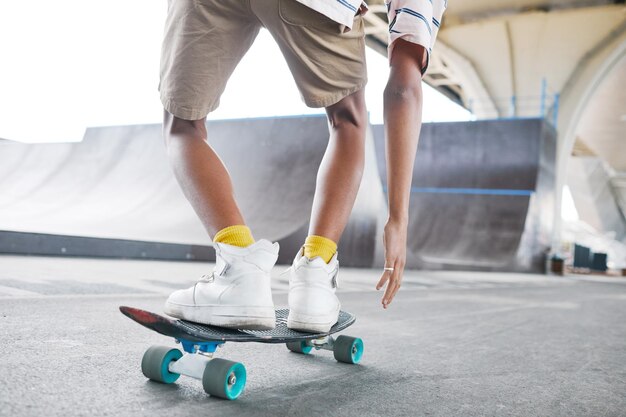 Zbliżenie na młodego nastoletniego chłopca jeżdżącego na deskorolce w skateparku na zewnątrz kopia przestrzeń