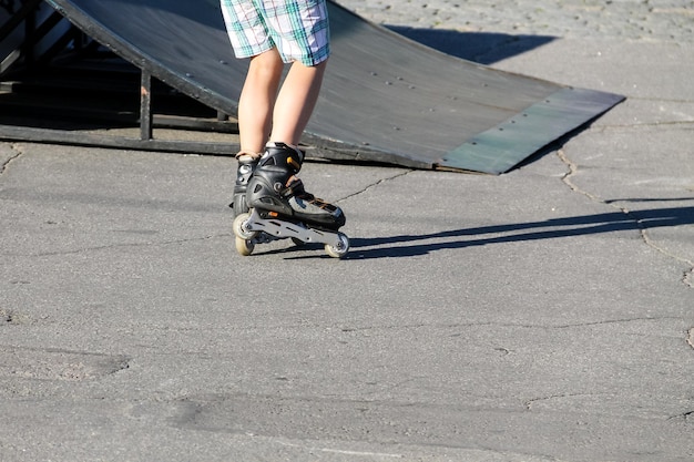 Zdjęcie zbliżenie na nogi na rolkach w skateparku