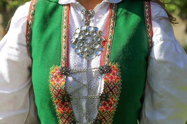 Zdjęcie zbliżenie na norweski strój ludowy, bunad.
