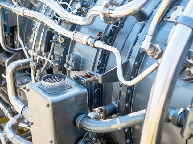 Zbliżenie na nowy silnik statku. Mechanizm z wiązką rur i części