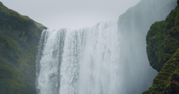 Zbliżenie na piękny wodospad Skogafoss w Islandii