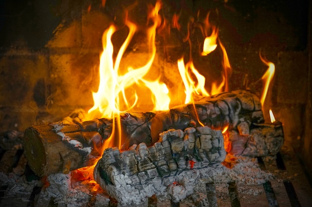 Zbliżenie na płonące kłody w kominku