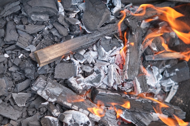 Zbliżenie na płonący węgiel na metalowym grillu
