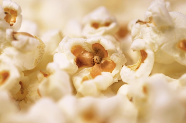 Zdjęcie zbliżenie na popcorn z żółtym środkiem