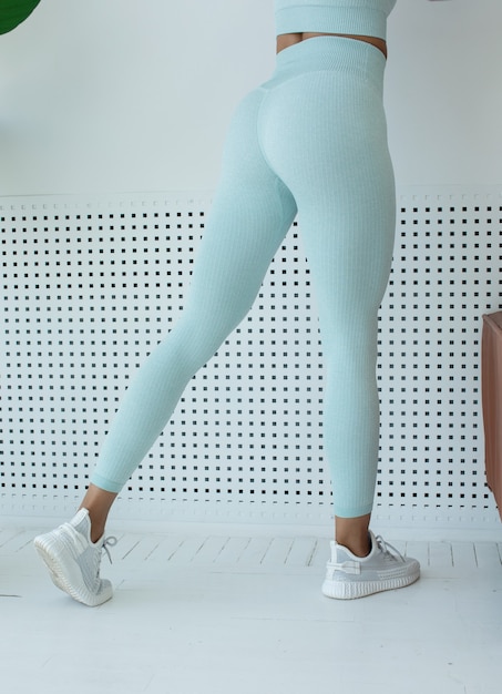 Zbliżenie na pośladki kobieta fitness w odzieży sportowej Trening fitness w domu Kobieta wysportowana i nogi