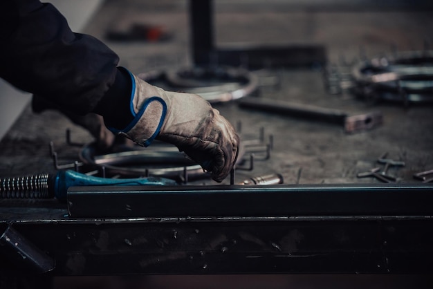 Zbliżenie na proces spawania stali Praca w przemyśle stalowym ciężkim