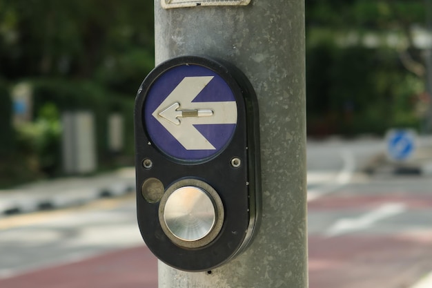 Zbliżenie na przycisk przekraczania sygnału w singapurze
