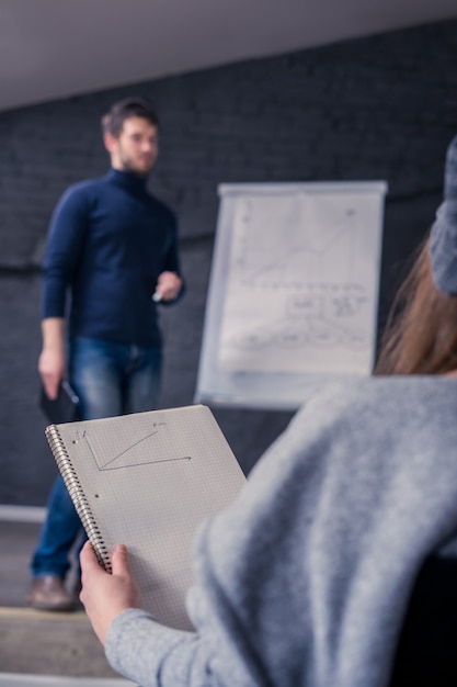 Zbliżenie Na Publiczność Studencką Z Mówcą W Tle